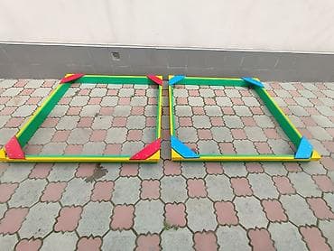 Песочница в наличии вместимость песка 8-9 мешков . Размер песочницы