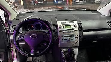 с кочкор авто: Toyota Corolla Verso: 2004 г., 1.8 л, Кол менен иштөөчү, Бензин, Вэн/Минивэн — 9