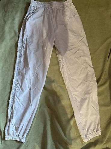 спорт шорты: Три пары женских брюк -100сом 1) Черные карго-брюки: - Прямой крой — 6