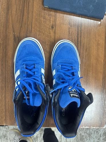 Кроссовки adidas Originals - Модель в скейт-стиле с фирменными тремя