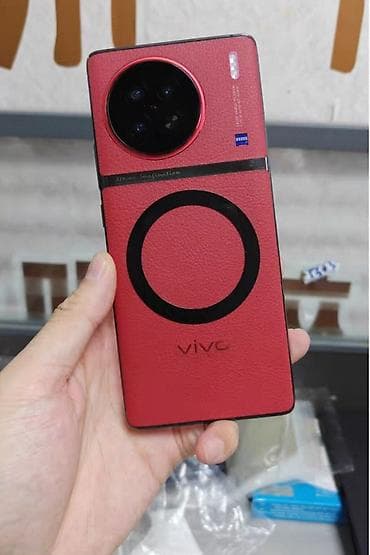 Vivo X90, красная версия с отделкой под кожу и круговым декоративным