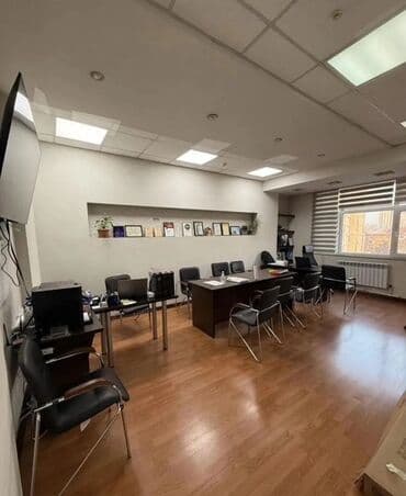 open space: Сдаю Офис, 100 м², В жилом комплексе, С видом на горы, С оборудованием, С отдельной кухней — 1