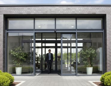 флипчарты стеклянная маркерная с дополнительными планками: Автоматическая раздвижная стеклянная дверь в темной раме, идеальна для — 1