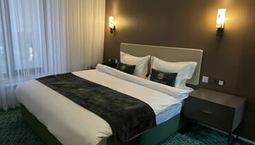 дом ночь: Стильный номер в гостинице NOOMA Inn Описание: - Уютная спальня с — 2