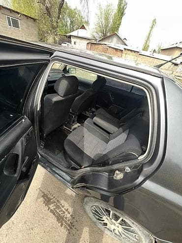 чешская ваза: Volkswagen Vento: 1992 г., 2 л, Ручные, Бензин, Седан — 4