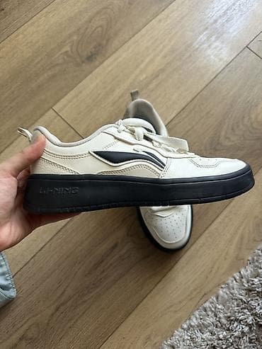 красовка лининг: Продаю уни Кроссовки Li-Ning, белые с чёрной подошвой и чёрными — 2