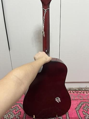 Гитары: Акустическая гитара с вырезом (cutaway), 6 струн. Характеристики: - — 1