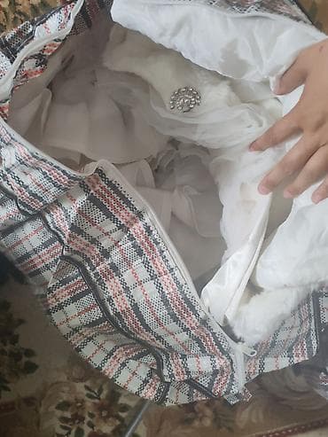 окуу кийим: Большой лот одежды и текстиля в дорожных хозяйственных сумках. Состав — 2