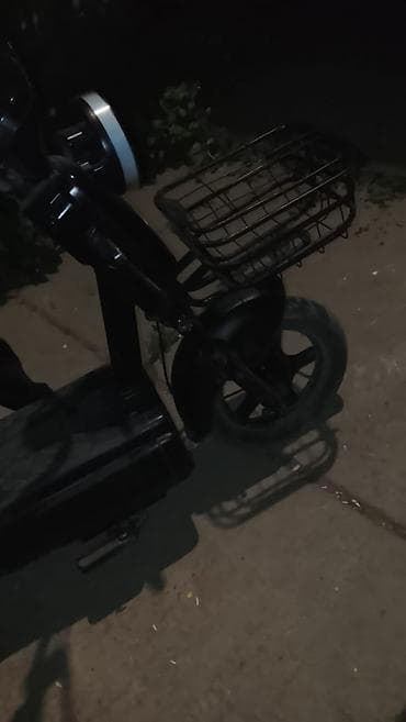 мопед для доставки: Электроскутер городского типа - Компоновка: классическая рама с — 4