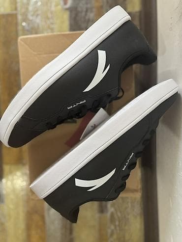 анта anta: Кеды ANTA, черные с белой подошвой и логотипом. - Лаконичный дизайн — 1