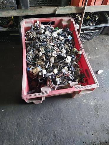 Продам кучу шлейфов контактов для авто таких ящиков штук 5/6 полные