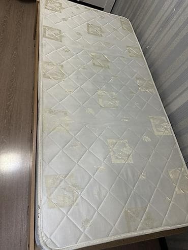 small table: Односпальная кровать с матрасом и выдвижными ящиками, есть изголовье — 5