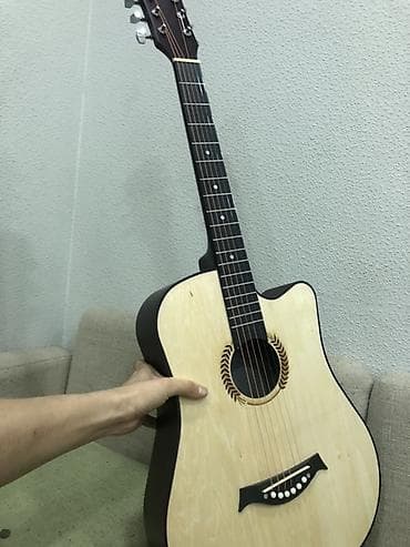 Музыкальные инструменты: Акустическая гитара с вырезом (cutaway) формата дредноут — 1