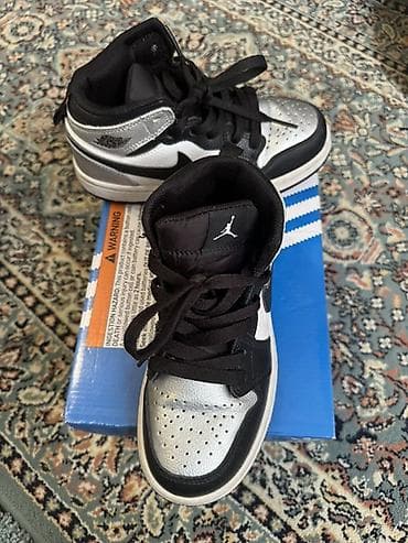 обувь жордан: Детские кроссовки Jordan 1 Mid (модель CU0449‑001), размер US 13C (UK — 1