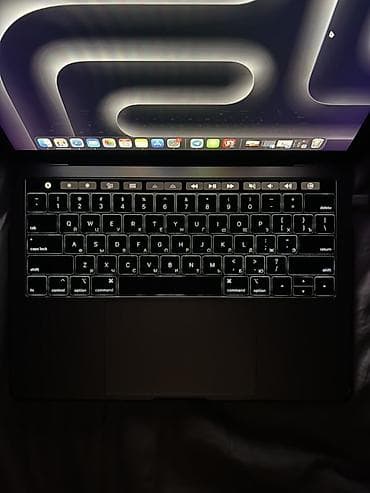 imac m4: Apple MacBook Pro 13.3" (2018, Four Thunderbolt 3 Ports) — 2