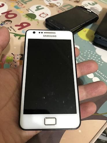 Смартфоны Samsung (несколько устройств) 1) Samsung в белом цвете: -