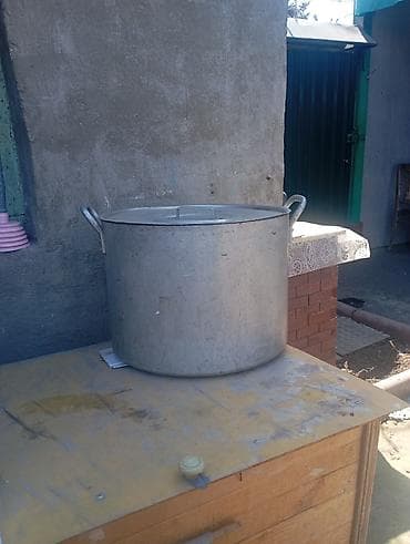 Посуда: Алюминиевая ёмкая кастрюля (котёл) с крышкой. цена 4000 сом - — 2