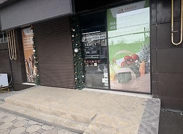 Коммерческая недвижимость: Магазин, В жилом доме, 300 м² Не действующий, Частично с оборудованием, С ремонтом, Отдельный вход, 1 линия, Комната для персонала — 2