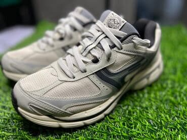 Свадебные платья и аксессуары: Кроссовки универсальные, серо-бежевые с темно-серыми вставками. - — 2