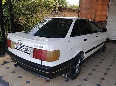 салон автомобиля: Audi 80: 1989 г., 1.8 л, Бензин, Седан — 3
