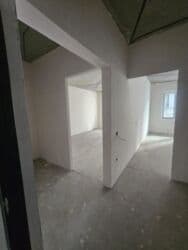 срочно продаётся 1 комнатная квартира в районе ошского рынка по улице молодая гвардия токтогула: 1 комната, 51 м², 108 серия, 6 этаж, ПСО (под самоотделку) — 8