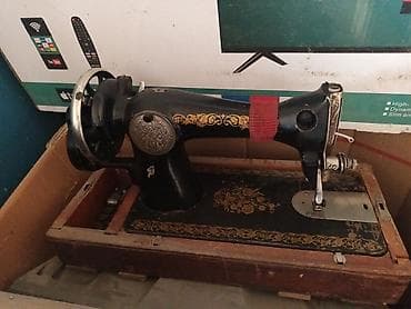 xbox 360 freeboot: Механическая швейная машина с ручным приводом на столике-основании — 4