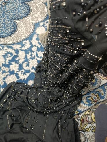 праздничные платья больших размеров для полных женщин: Вечернее черное платье в пол - Фасон: свободный, с акцентом на линию — 7