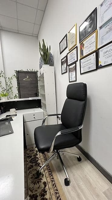 продам офисное кресло: Офисное кресло, С колесиками, цвет - Черный, Экокожа — 4