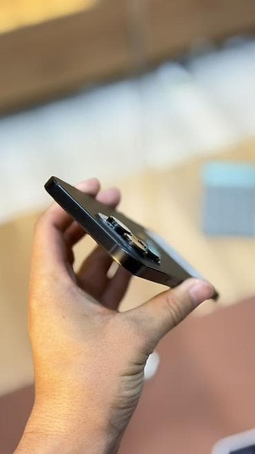 айфон 10с: IPhone 16 Pro Max, 256 ГБ, цвет тёмный/серый. На корпусе — фирменный — 4