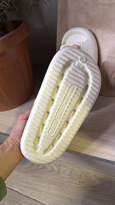 сандалии: - Цвет: молочно-белый с бежевым декоративным медвежонком на верхней — 2