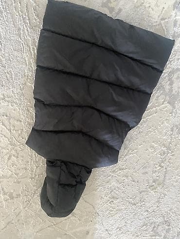 pull and: Пуховый жилет Moncler, черный - Модель: утепленный жилет с капюшоном — 2