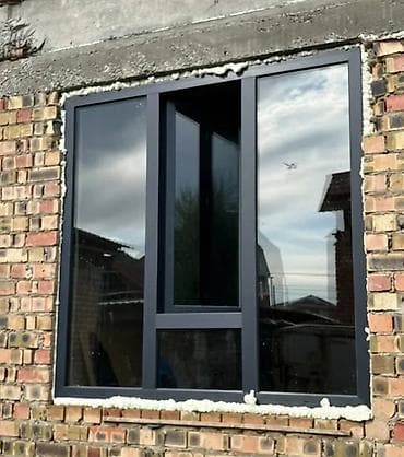 Алюминиевое окно с темно-серым профилем (RAL близкий к антрациту) lalafo.kg да Алюминиевое окно с темно-серым профилем (RAL близкий к антрациту)