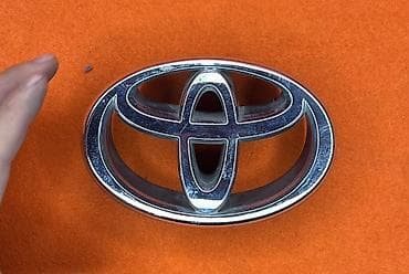 Эмблема Toyota (передняя решётка/капот) - Оригинальный шильдик Toyota