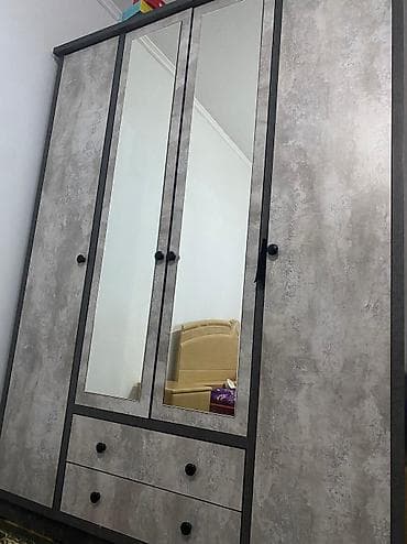 Продаю шкаф 4 двери очень прочный и толстый материал качество