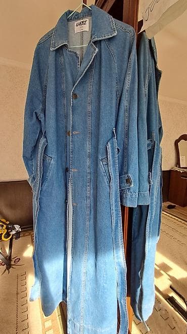 Джинсовое пальто-тренч UABI - Материал: плотный светло‑синий деним. -