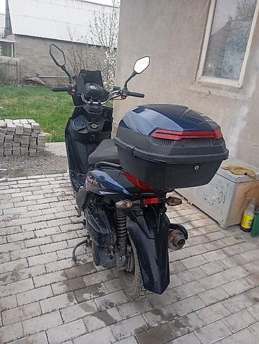 скутер sk8: Скутер (макси-стайл) с высоким ветровым стеклом и кофром Описание: - — 2