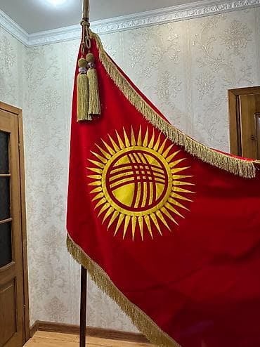 настольный флаг: Продаю новый флаг с деревянной ножкой флаг сделан из бархатной ткани — 2