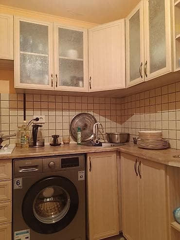 dinner table: Кухонный гарнитур угловой, светлое дерево

- состояние средней — 3