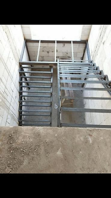 ленточный фундамент: Металлическая лестница Для дома, Форма лестницы: Г-образная, Стиль: Классический — 5