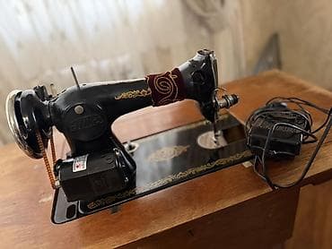 Швейные машины: Швейная машина ПМЗ (образца Singer) в шкафу-столе 	•	 Классическая — 3