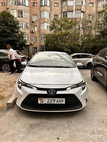 Транспорт: Toyota Corolla: 2020 г., 1.8 л, Гибрид, Седан — 1