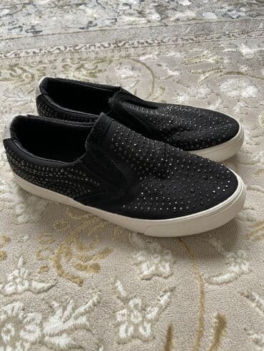 Слипоны фирменные хорошего качества 
38 размер 
В идеальном состоянии