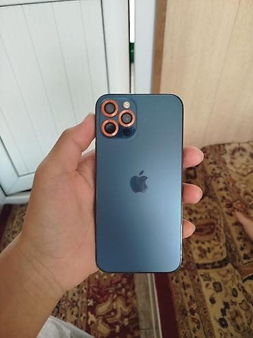 Apple iPhone с экраном (Face ID). Цвет корпуса — тёмно‑синий (Pacific — 3