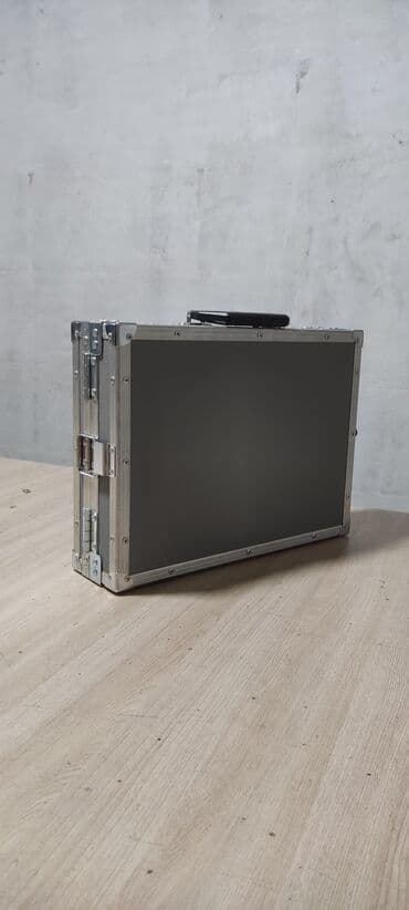 чехол для удостоверения: (задаётся в аренду для съёмок и для перемещение крупных денежных — 1