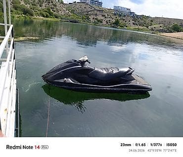 Гидроцикл (водный мотоцикл) черного цвета. Особенности: - Корпус — 1