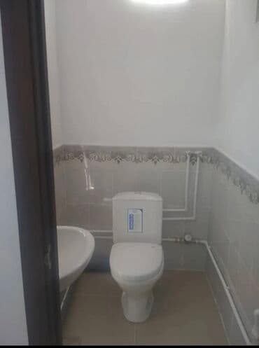 куплю коммерческую недвижимость с арендаторами: Продаются отдельно стоящие 2 помещения в одном здании очень хорошем — 3