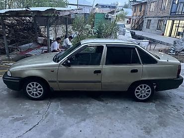 сиденья на голф: Daewoo Nexia, седан, золотистый цвет кузова с черными бамперами — 5