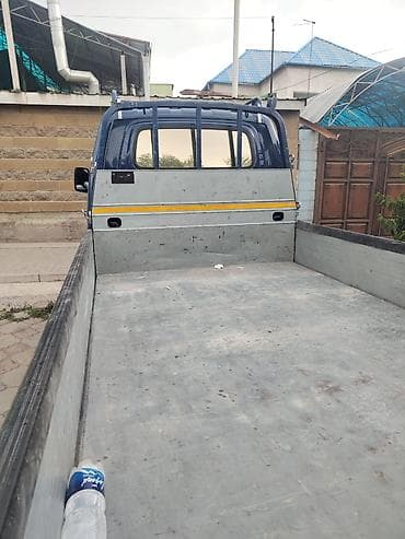 Транспорт: Hyundai Porter II — малотоннажный бортовой грузовик синего цвета — 6