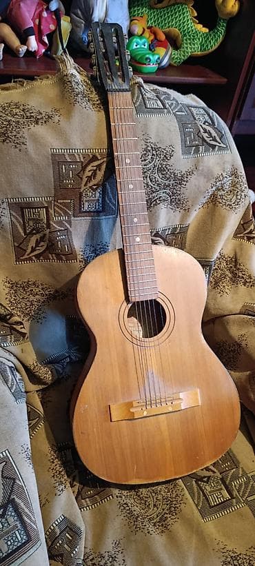 Акустическая шестиструнная гитара классического типа. Особенности: -