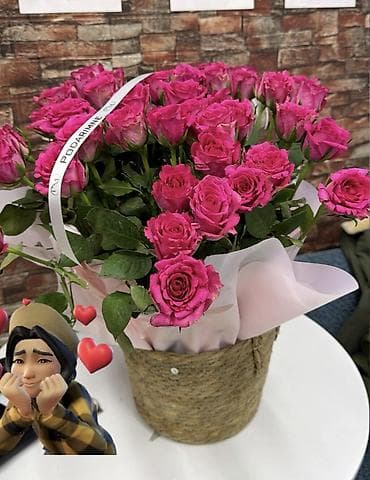 Гирлянды: Букет из ярко‑розовых кустовых роз в декоративном кашпо. - Пышная — 1